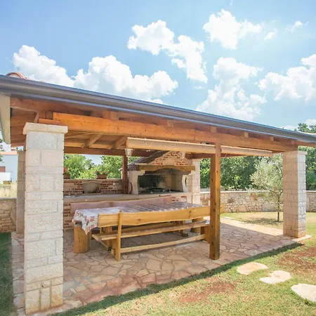 Family Friendly House With A Swimming Pool Buici, - 19720 Vakantiehuis *